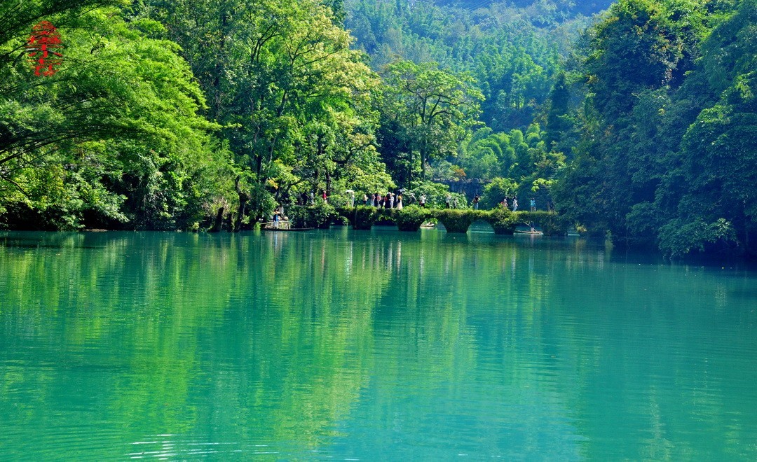 翡翠般的荔波小七孔                /周鸣天