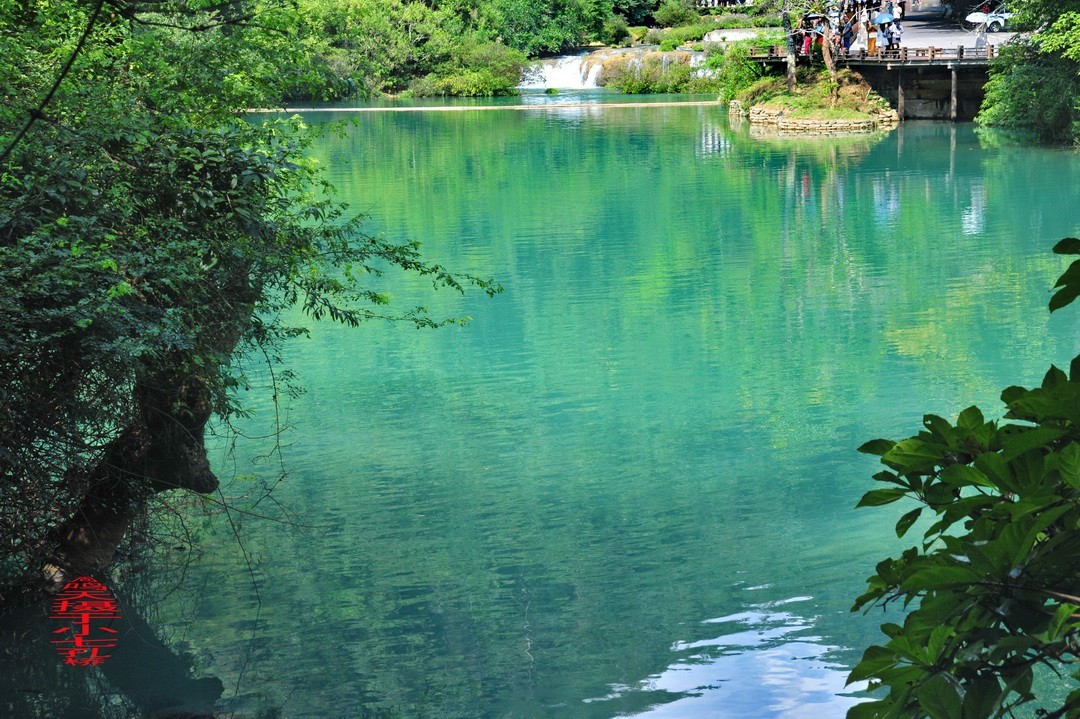 翡翠般的荔波小七孔                /周鸣天