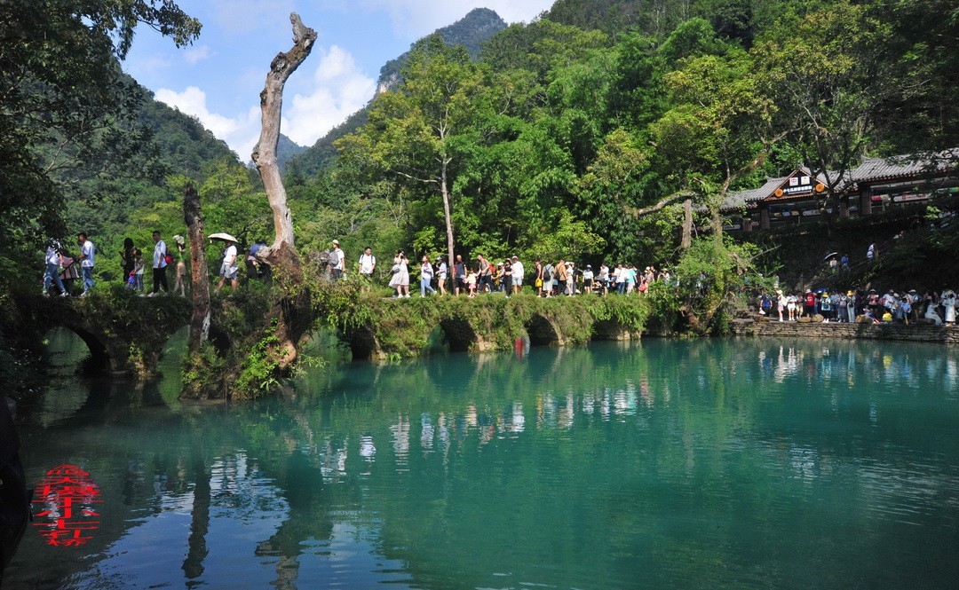 翡翠般的荔波小七孔                /周鸣天