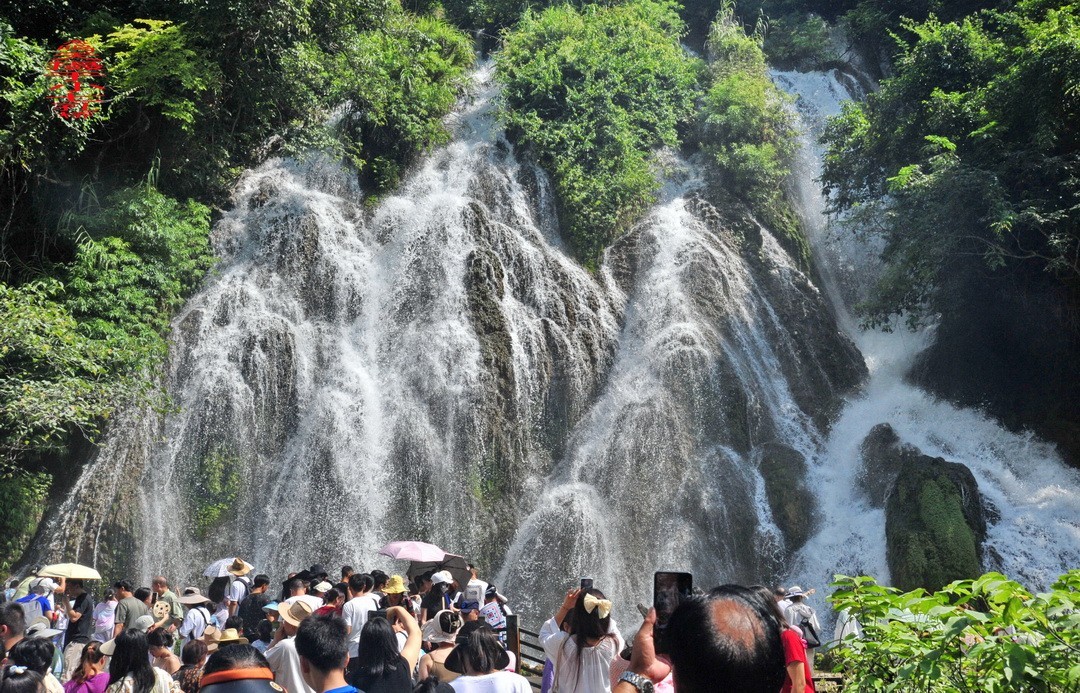 翡翠般的荔波小七孔                /周鸣天