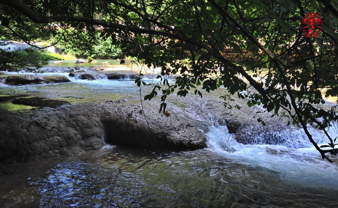 翡翠般的荔波小七孔                /周鸣天