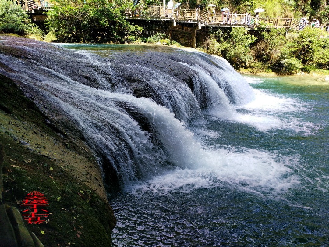 翡翠般的荔波小七孔                /周鸣天