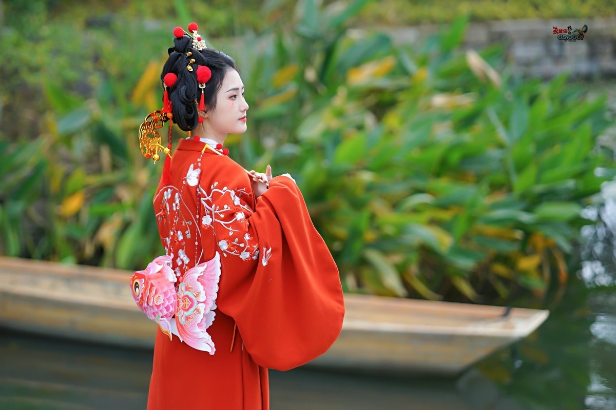 【春日财神少女】--- 半鹿