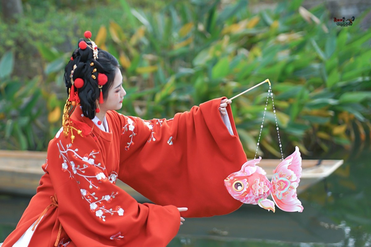 【春日财神少女】--- 半鹿