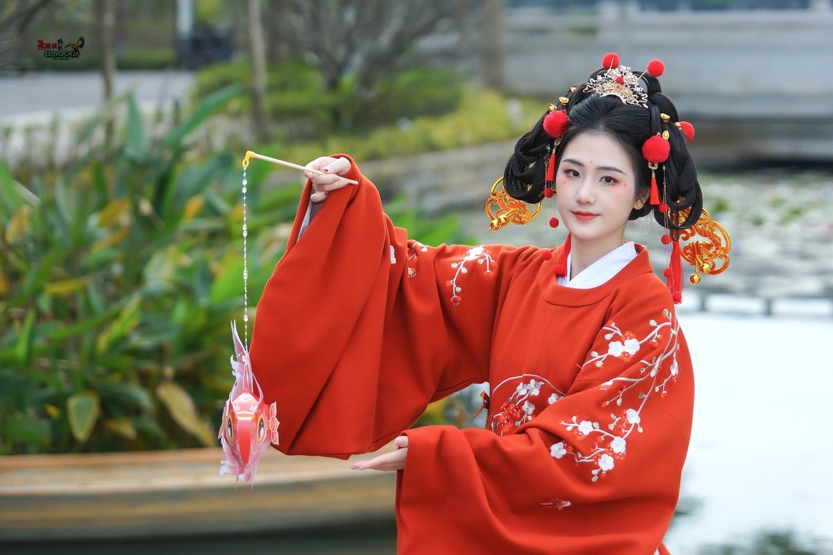 【春日财神少女】--- 半鹿