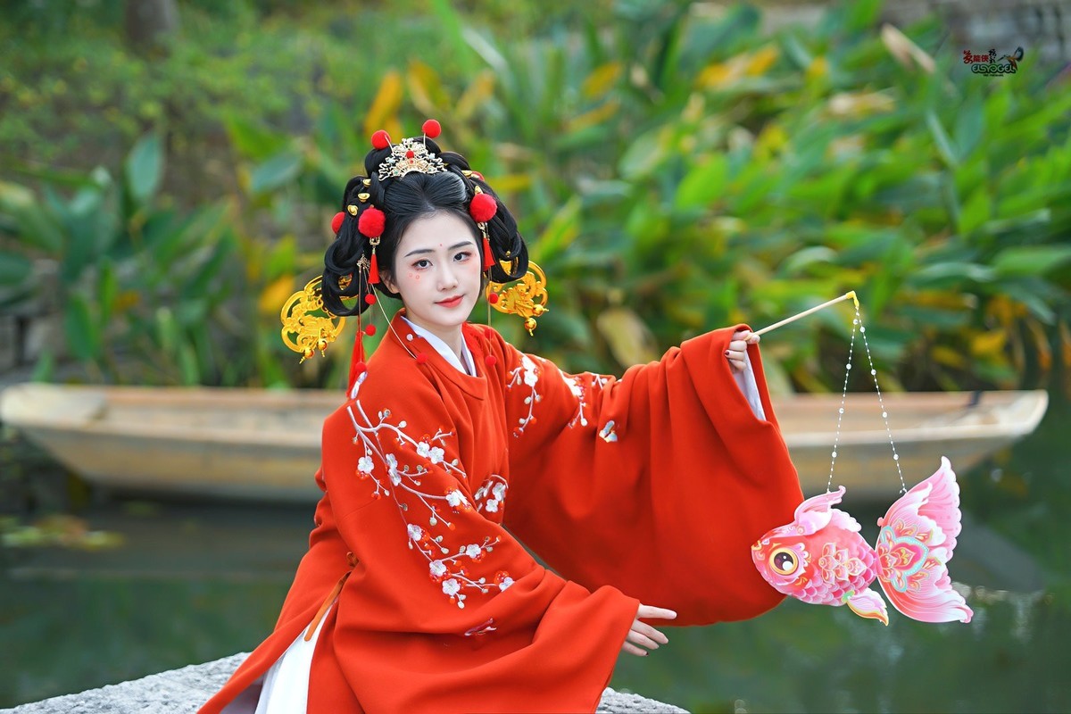 【春日财神少女】--- 半鹿