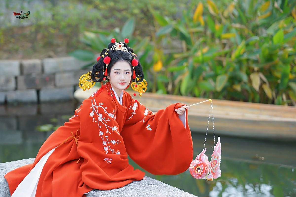 【春日财神少女】--- 半鹿