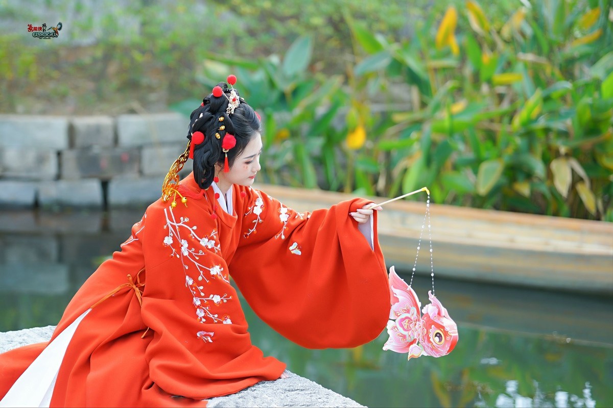 【春日财神少女】--- 半鹿