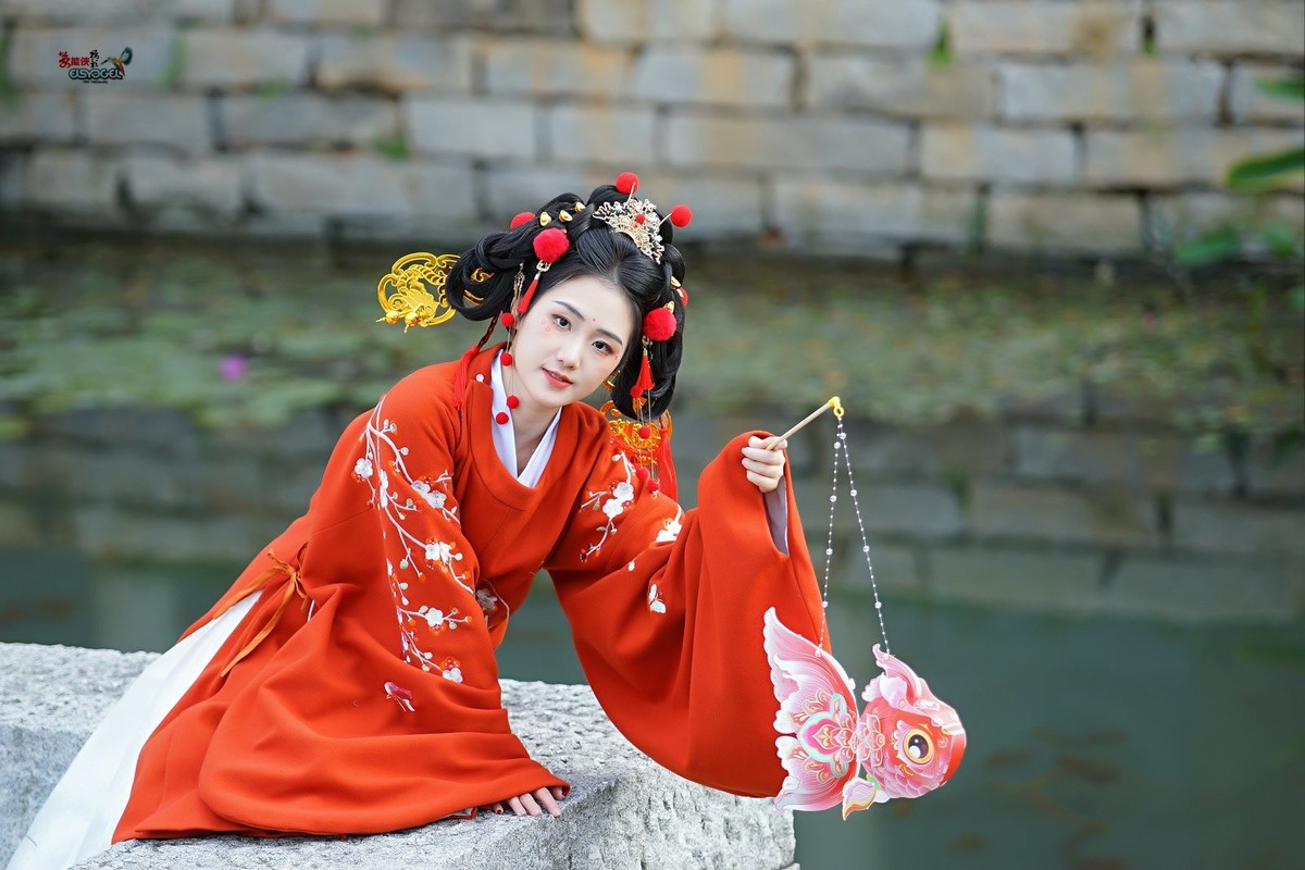 【春日财神少女】--- 半鹿