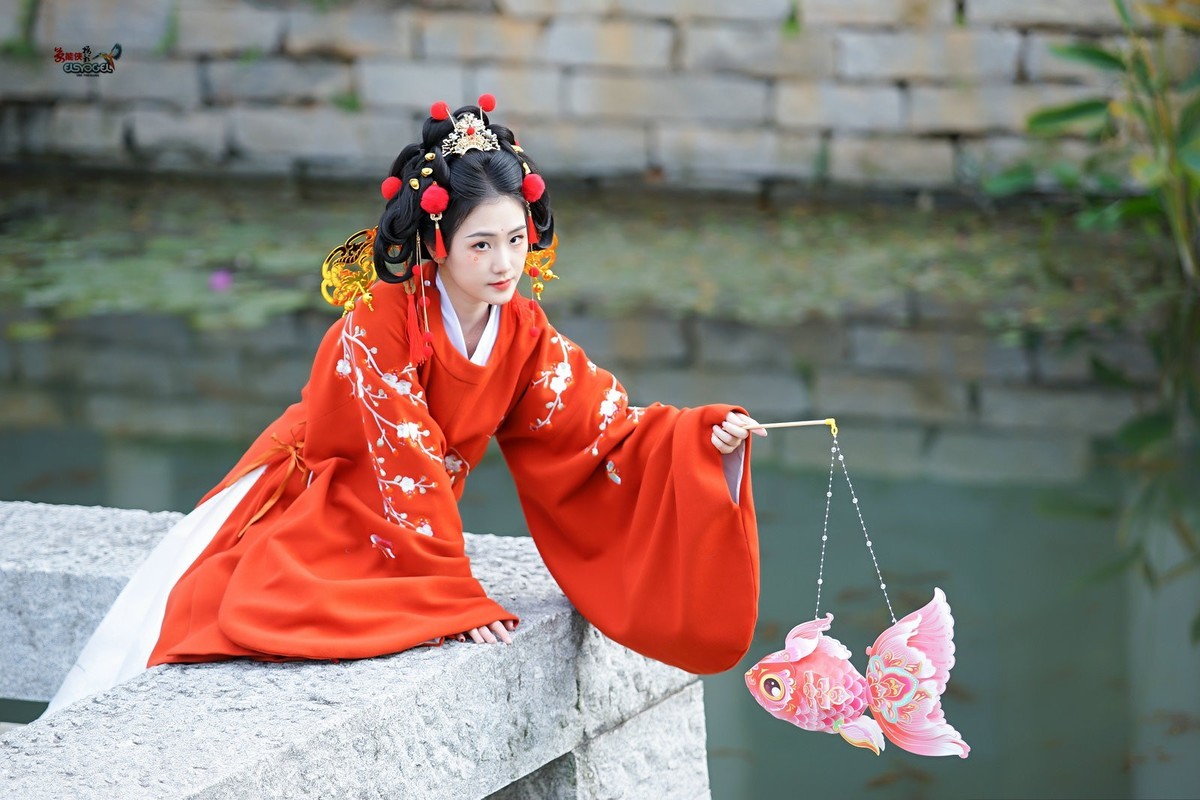 【春日财神少女】--- 半鹿