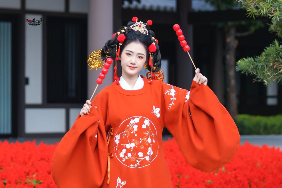 【春日财神少女】--- 半鹿