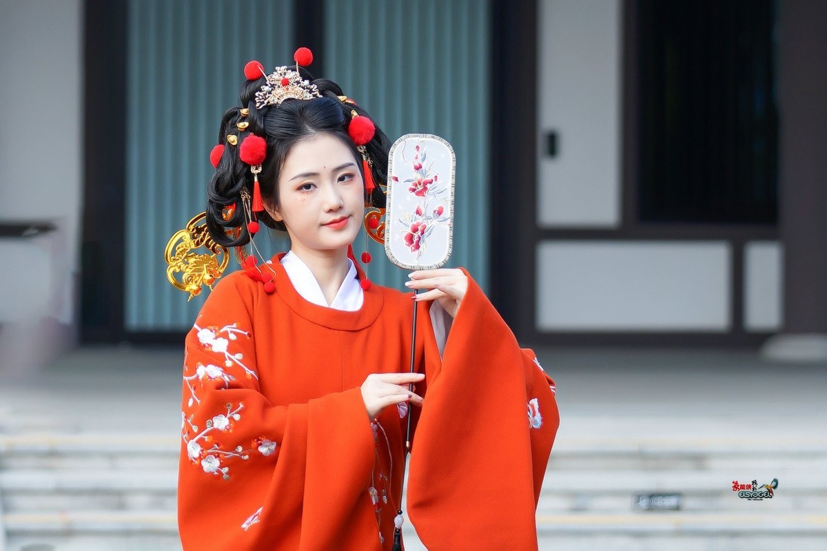 【春日财神少女】--- 半鹿