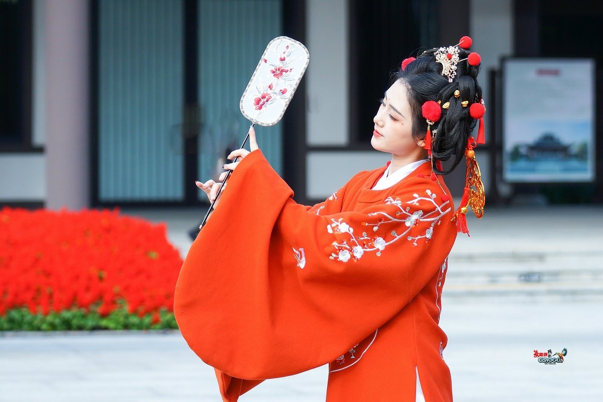 【春日财神少女】--- 半鹿