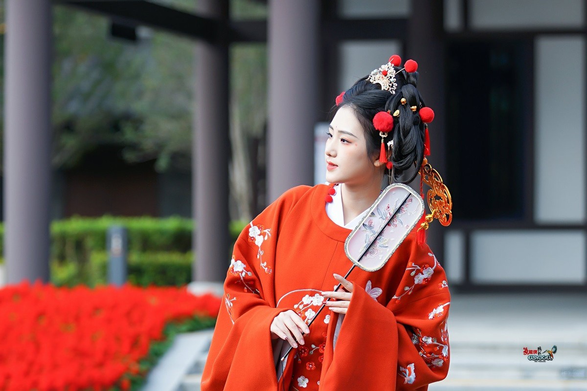 【春日财神少女】--- 半鹿