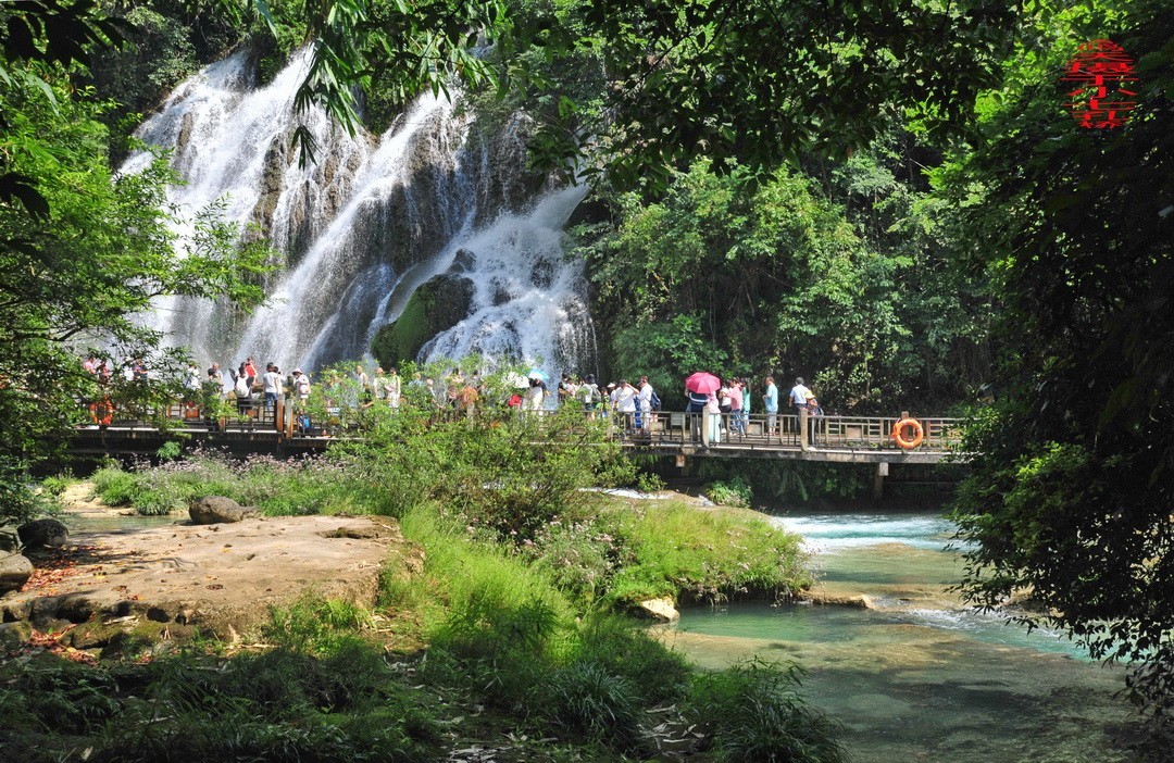 翡翠般的荔波小七孔                /周鸣天