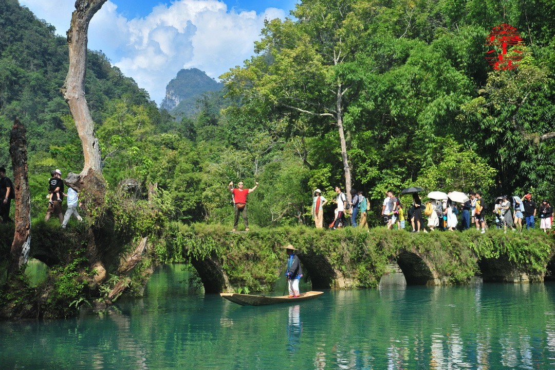 翡翠般的荔波小七孔                /周鸣天