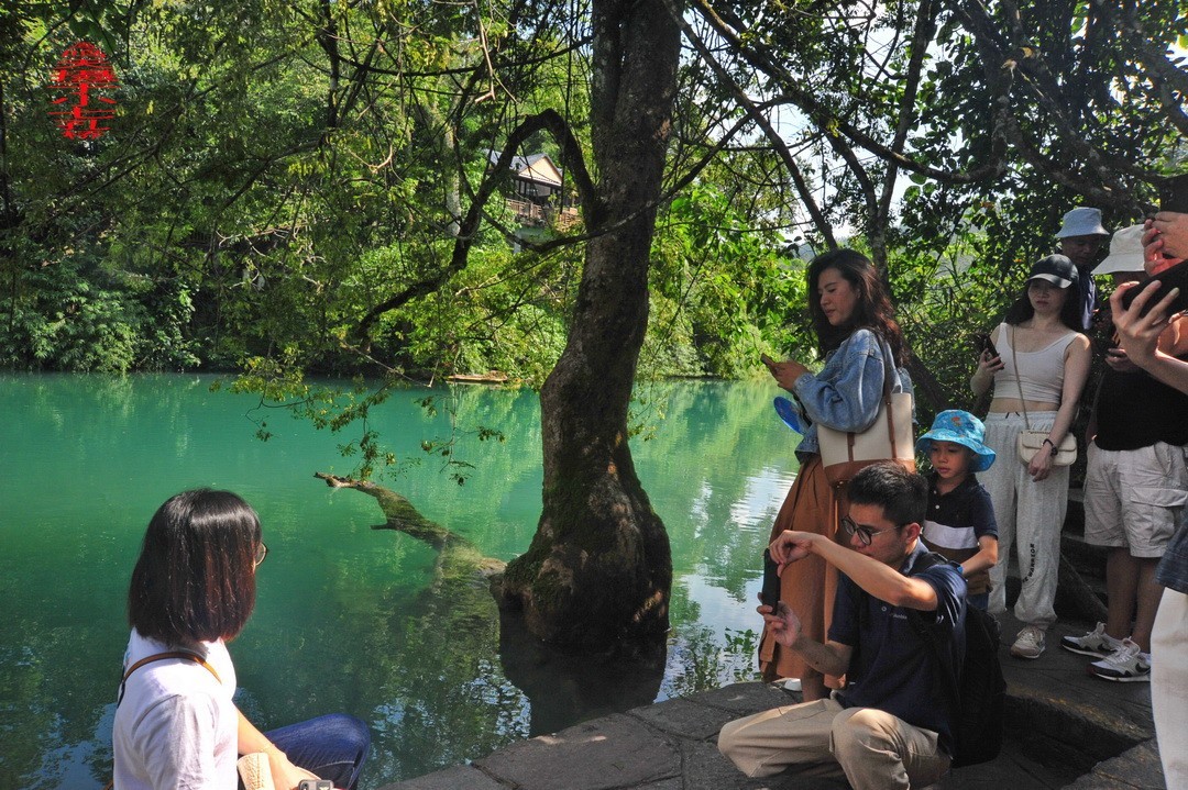 翡翠般的荔波小七孔                /周鸣天