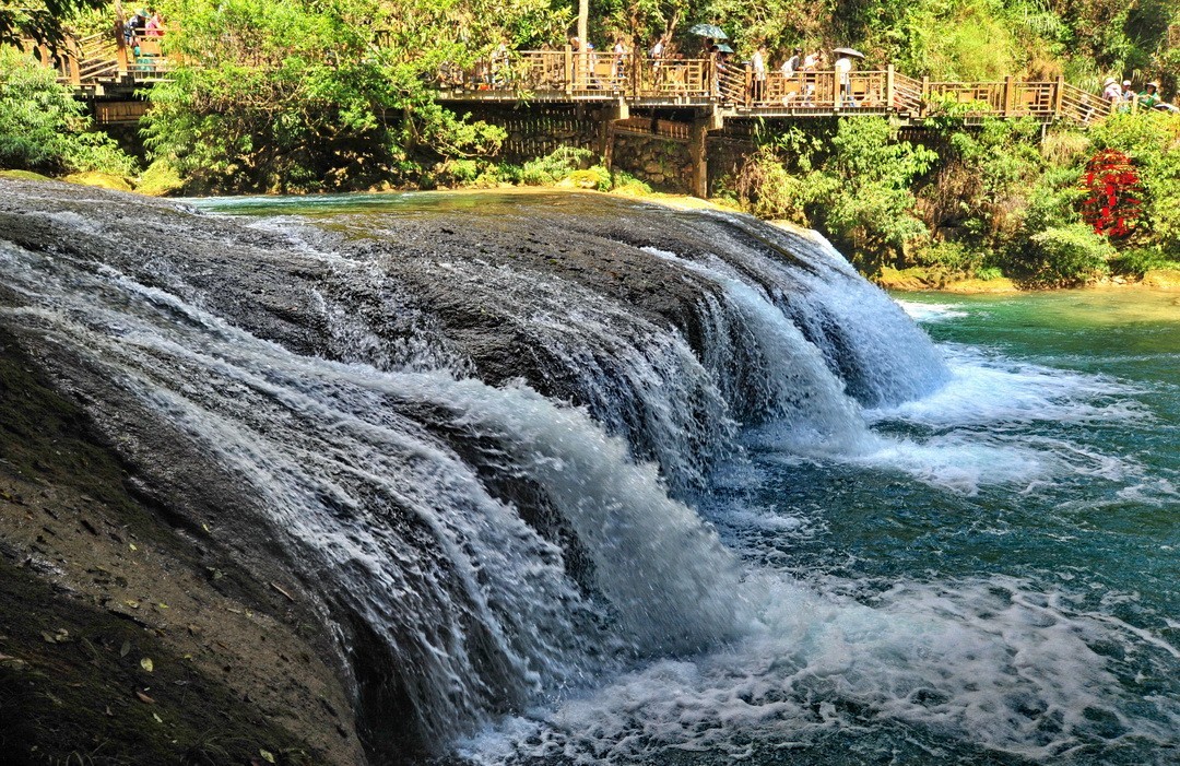 翡翠般的荔波小七孔                /周鸣天