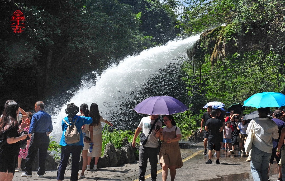 翡翠般的荔波小七孔                /周鸣天
