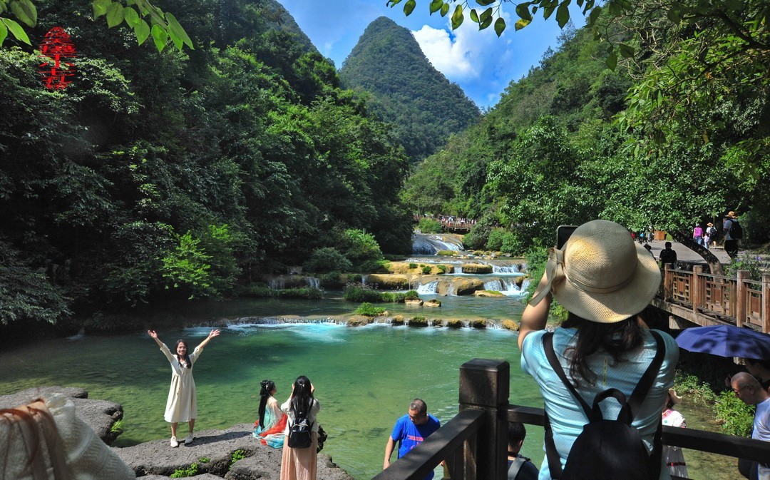 翡翠般的荔波小七孔                /周鸣天