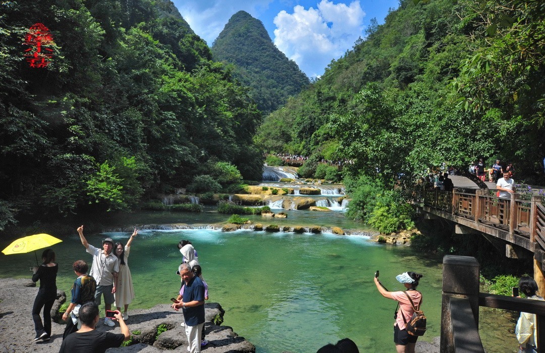 翡翠般的荔波小七孔                /周鸣天