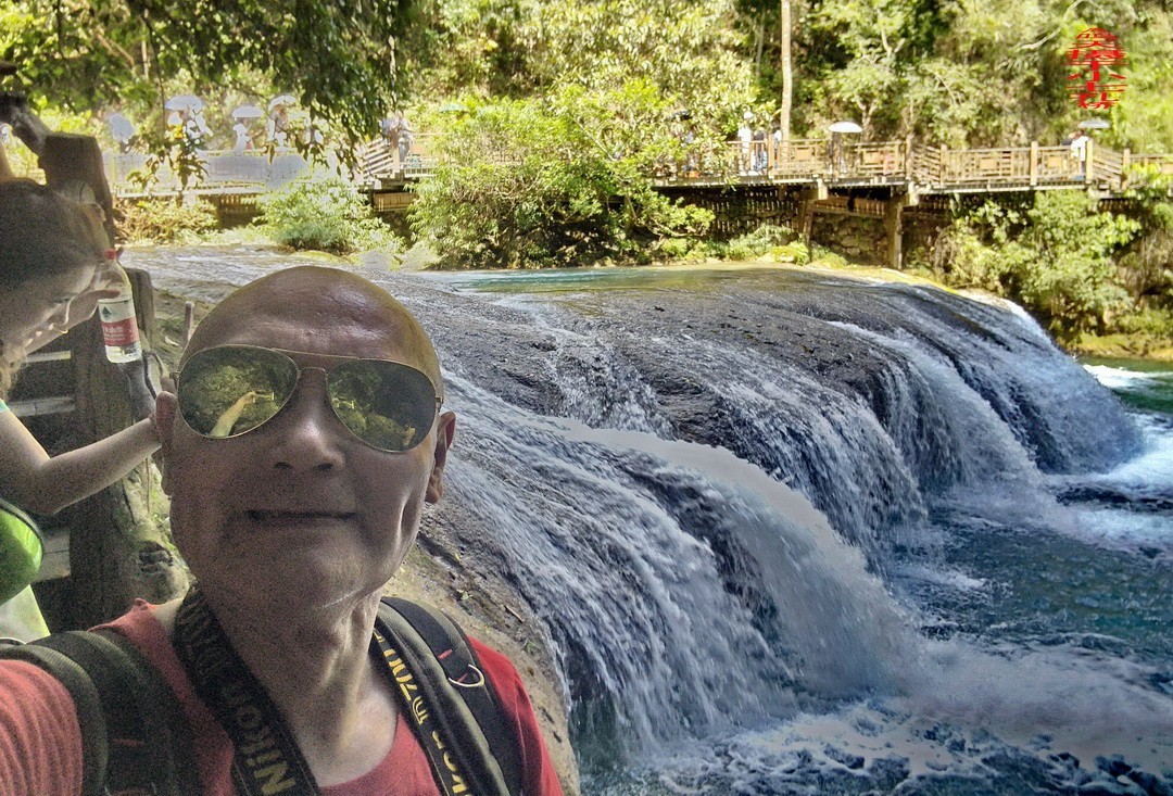 翡翠般的荔波小七孔                /周鸣天