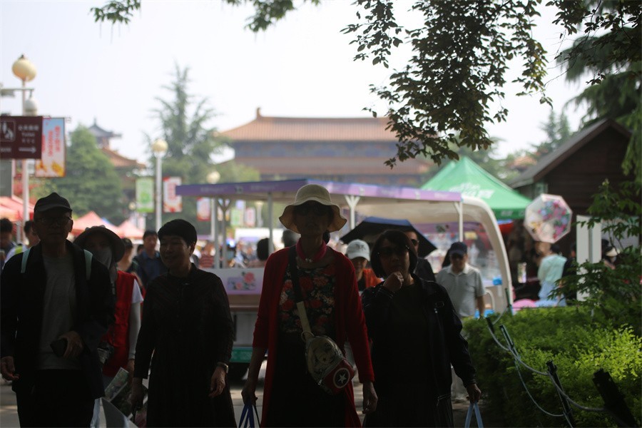 牡丹相约迎嘉宾武皇巡游千人醉洛阳