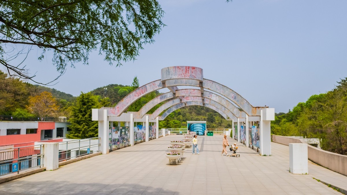 大 连 森 林 动 物 园 北 门