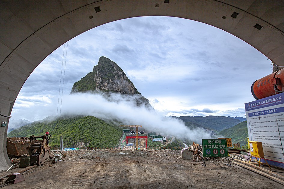 在建中的乌蒙山特大桥