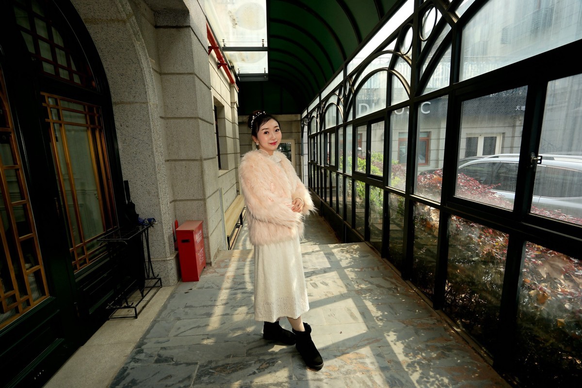 环境人像---大地音乐会所开心的张樱美女！