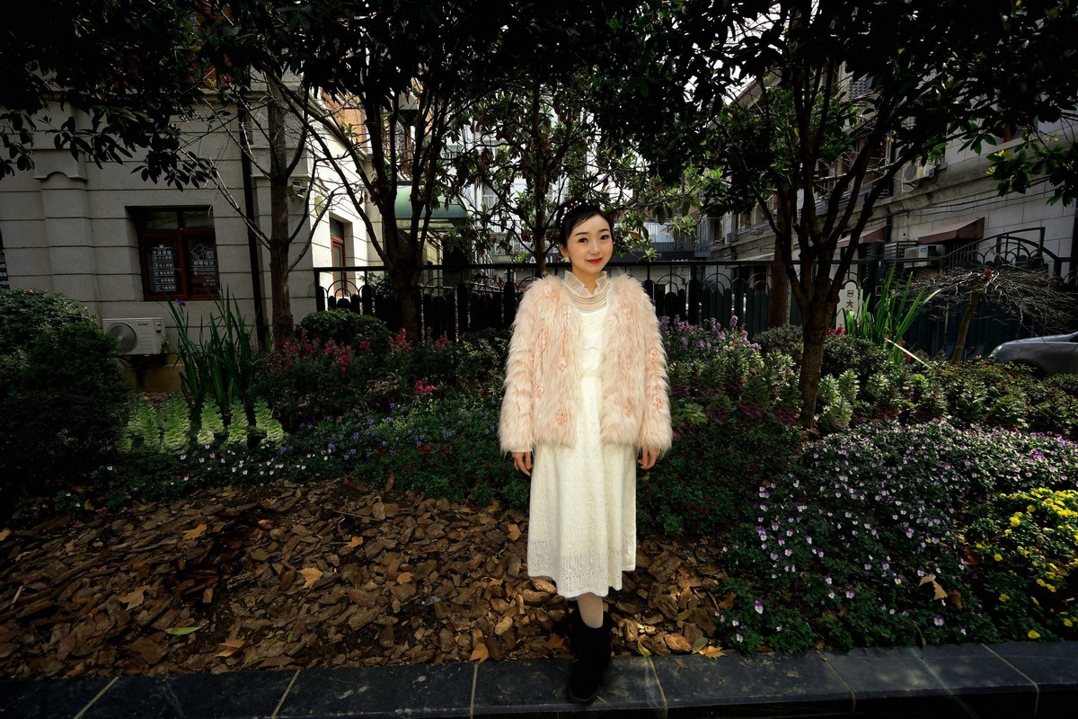 环境人像---大地音乐会所开心的张樱美女！