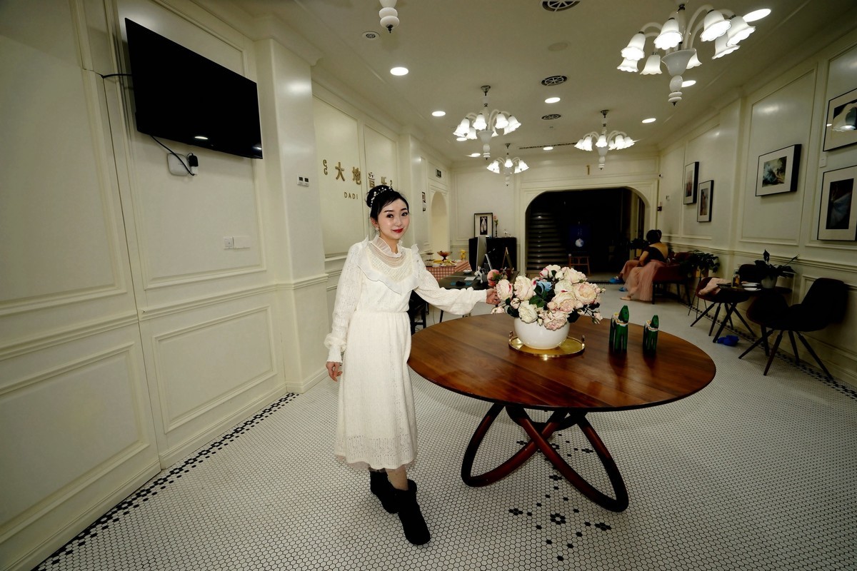 环境人像---大地音乐会所开心的张樱美女！