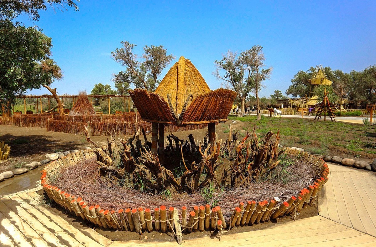 罗布人村寨---罗布人是古老的民族之一 生活在新疆的塔克拉玛干沙漠 塔里木河边