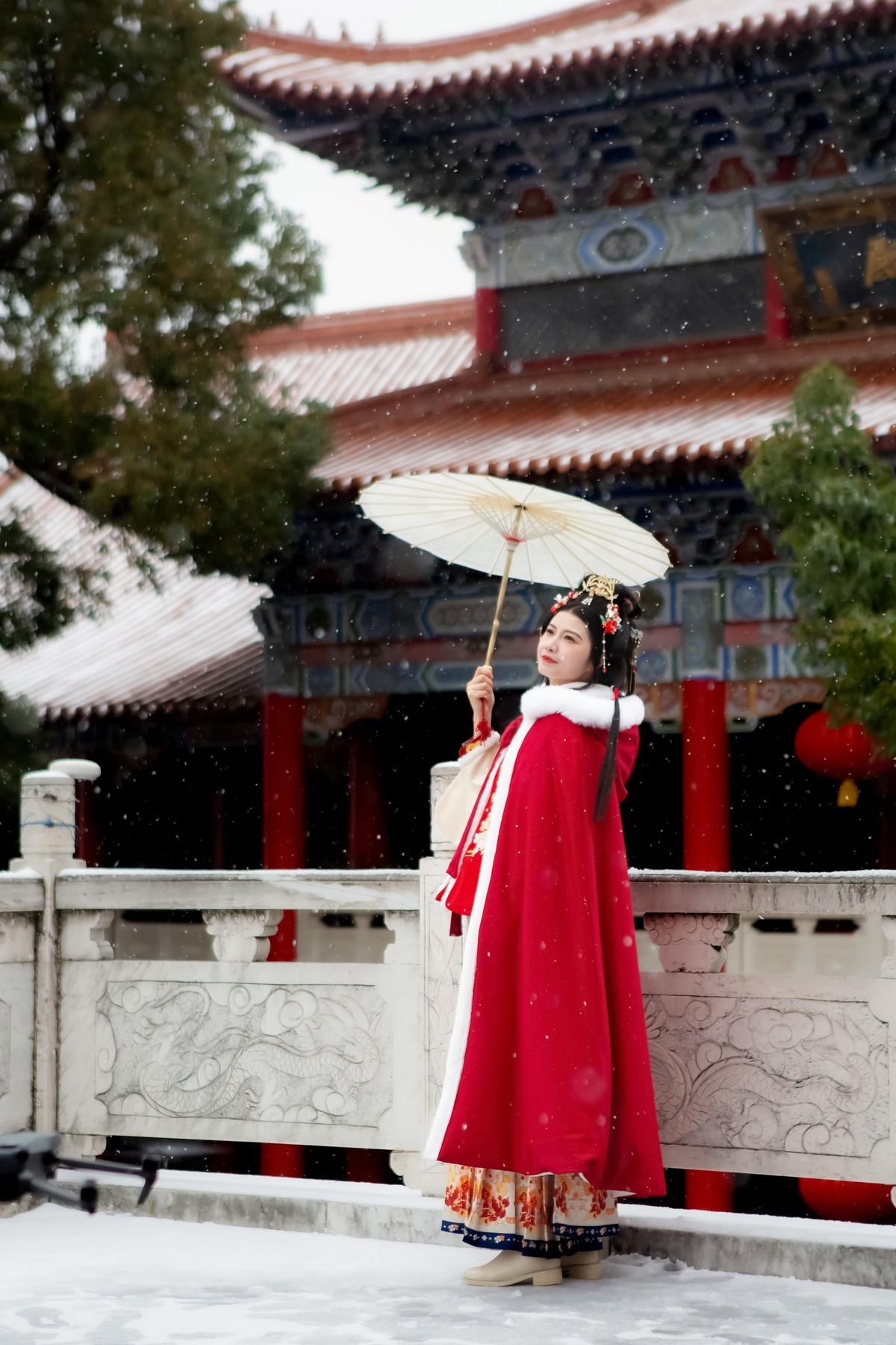 红衣靓妹雪中情