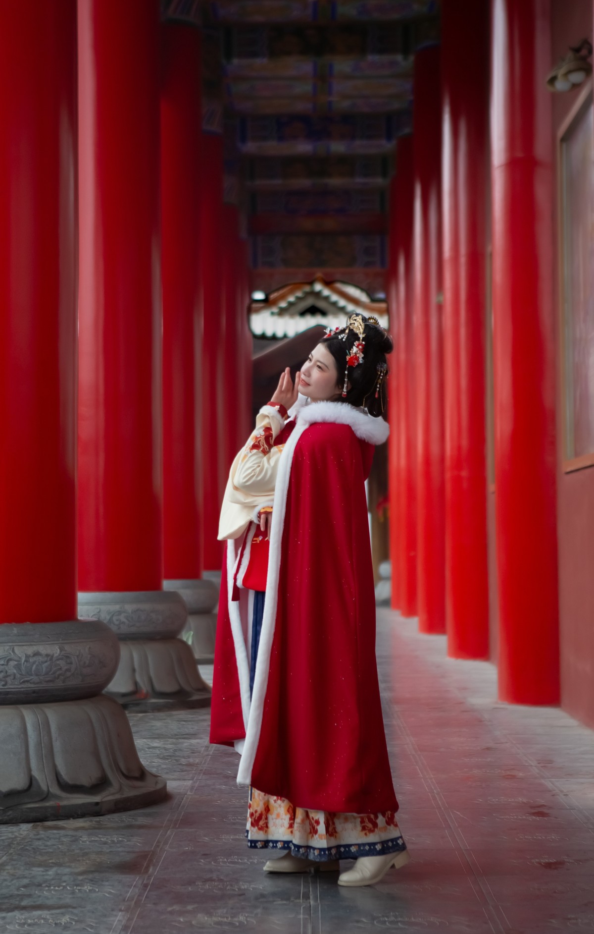 红衣靓妹雪中情