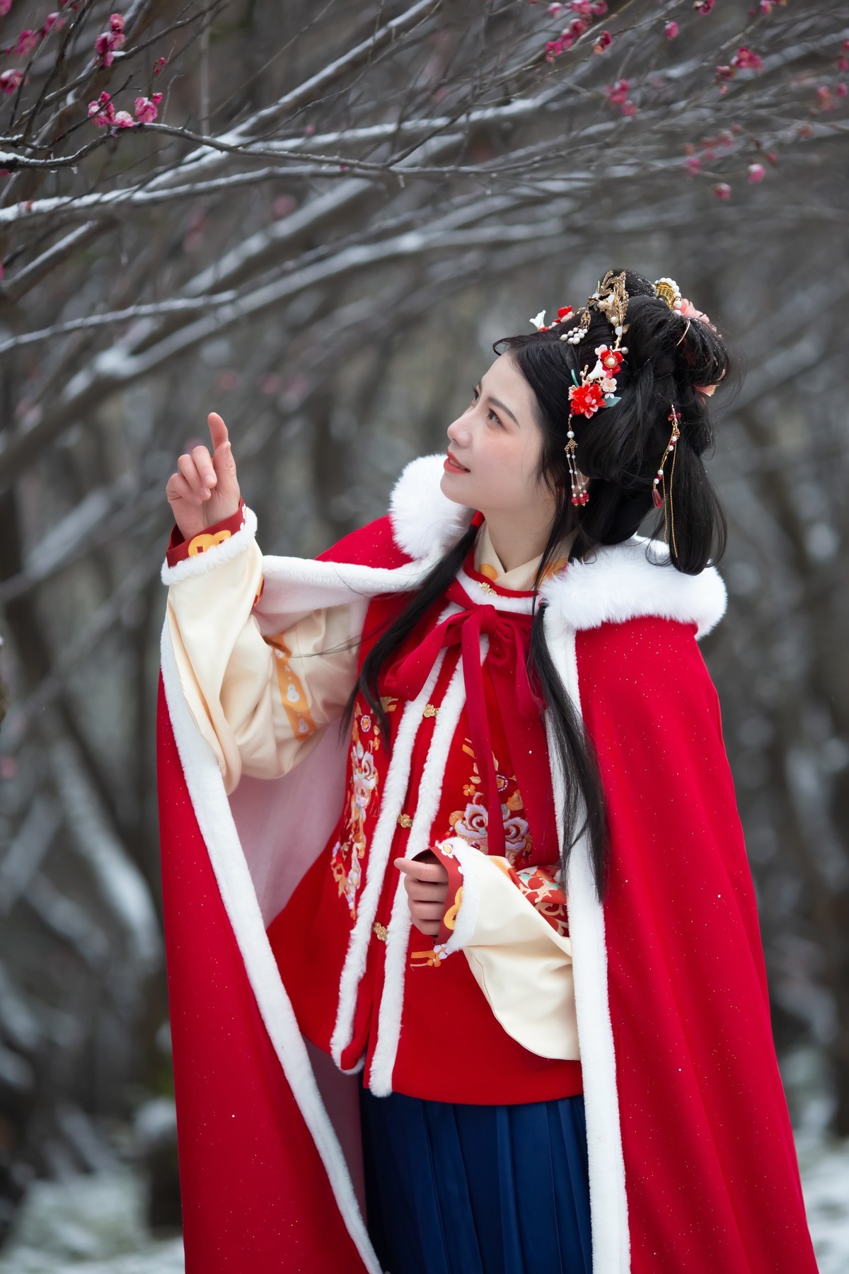 红衣靓妹雪中情