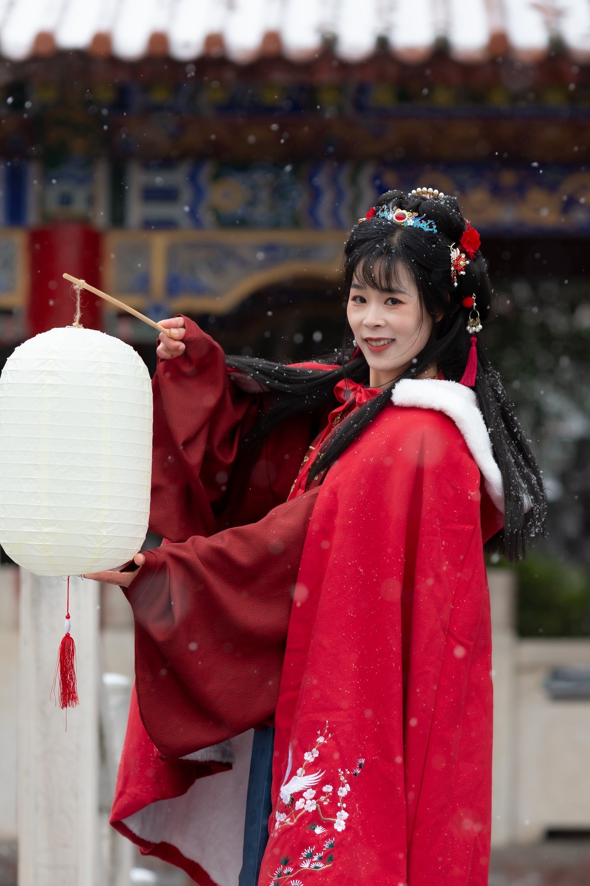 红衣靓妹雪中情