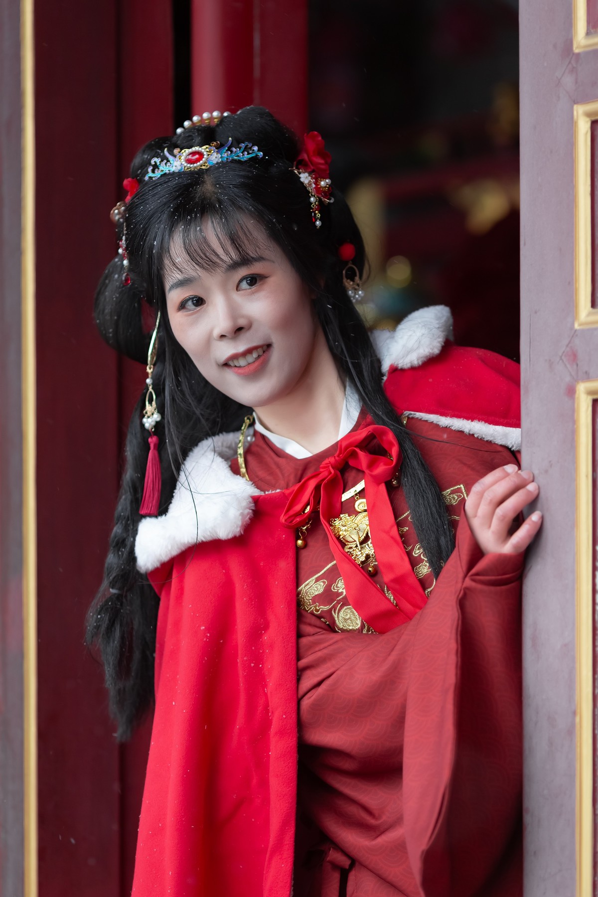 红衣靓妹雪中情