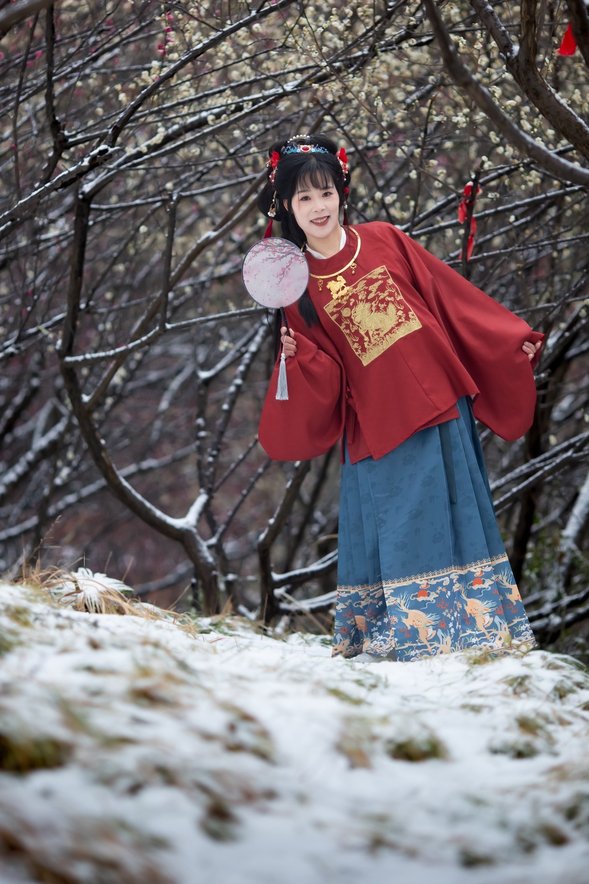 红衣靓妹雪中情