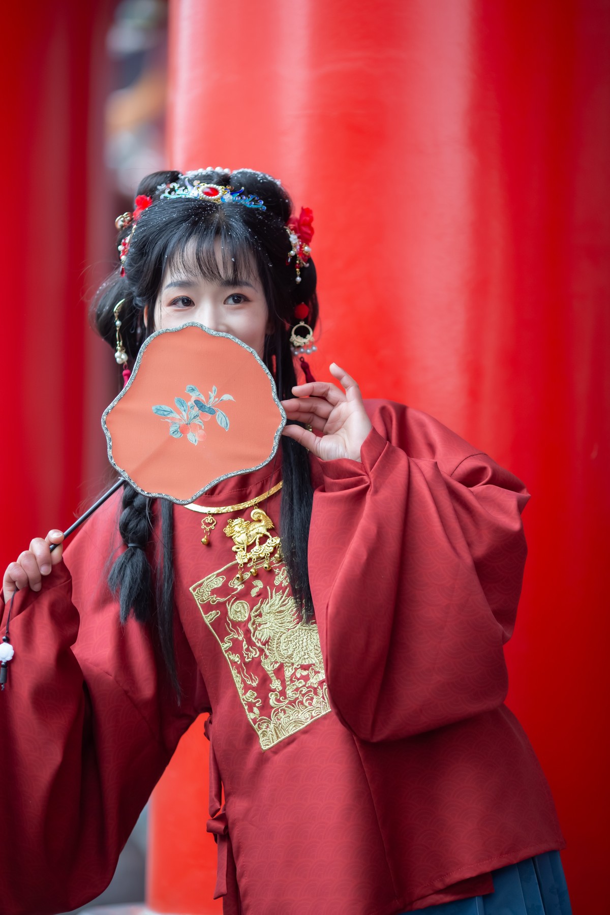 红衣靓妹雪中情