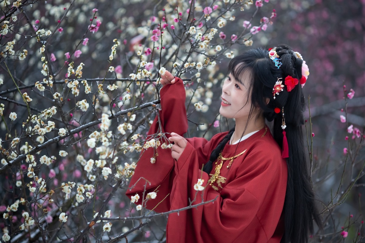 红衣靓妹雪中情