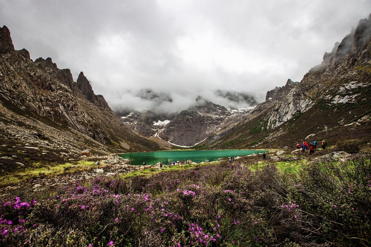 时光不语自清浅，岁月无言自安然。