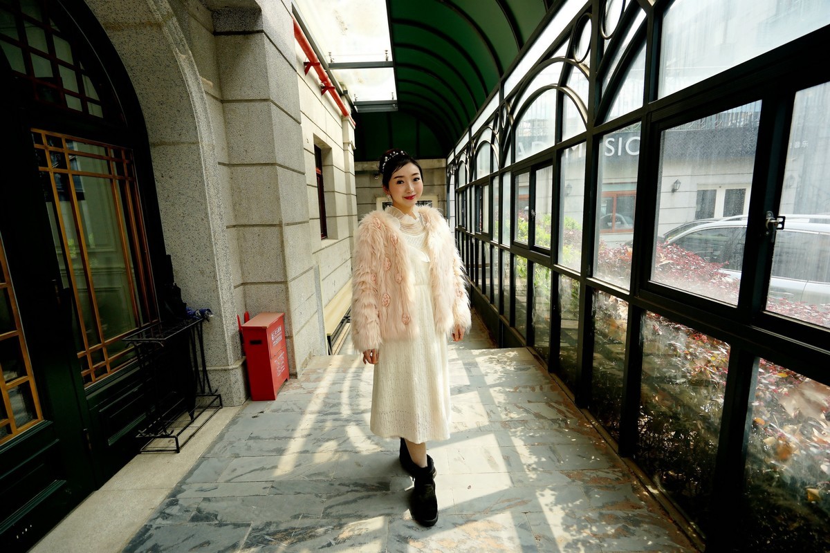 环境人像---大地音乐会所开心的张樱美女！