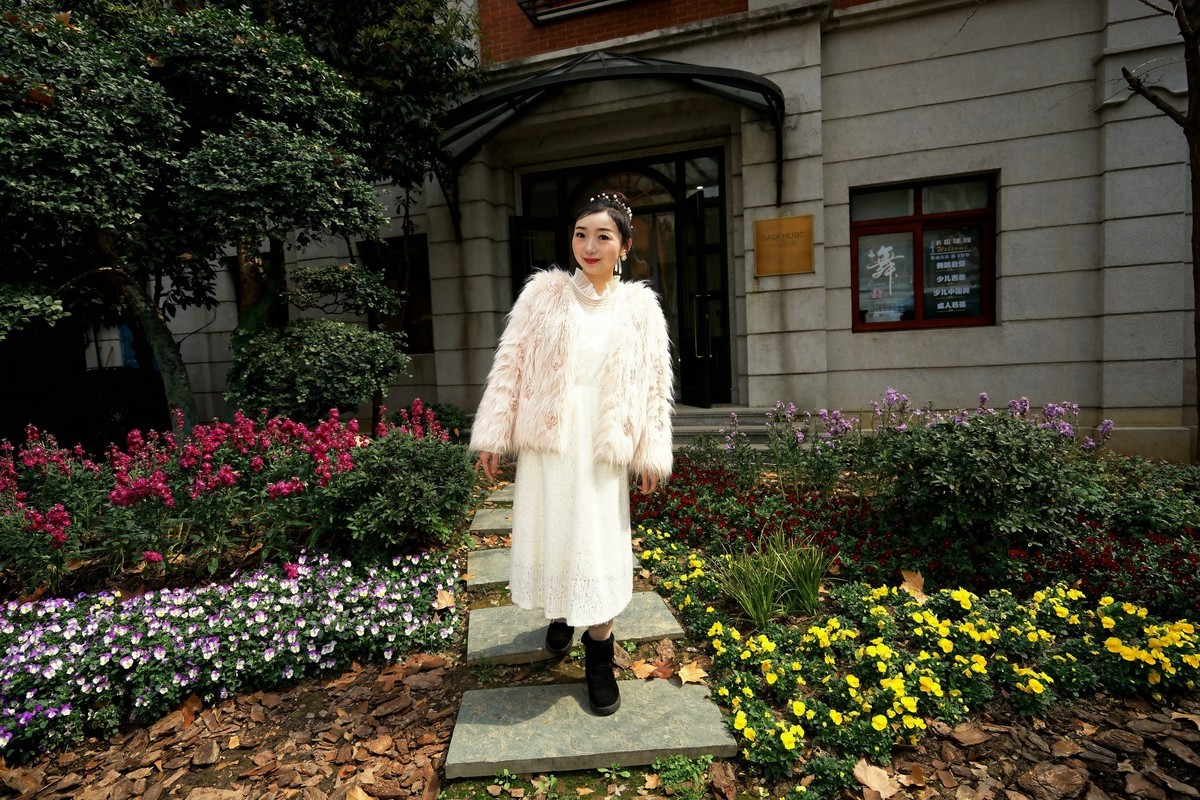 环境人像---大地音乐会所开心的张樱美女！