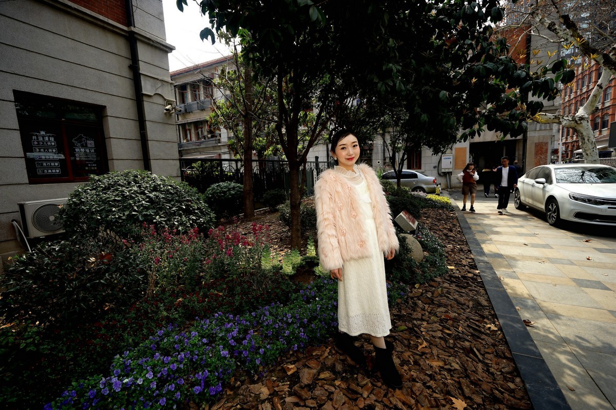 环境人像---大地音乐会所开心的张樱美女！