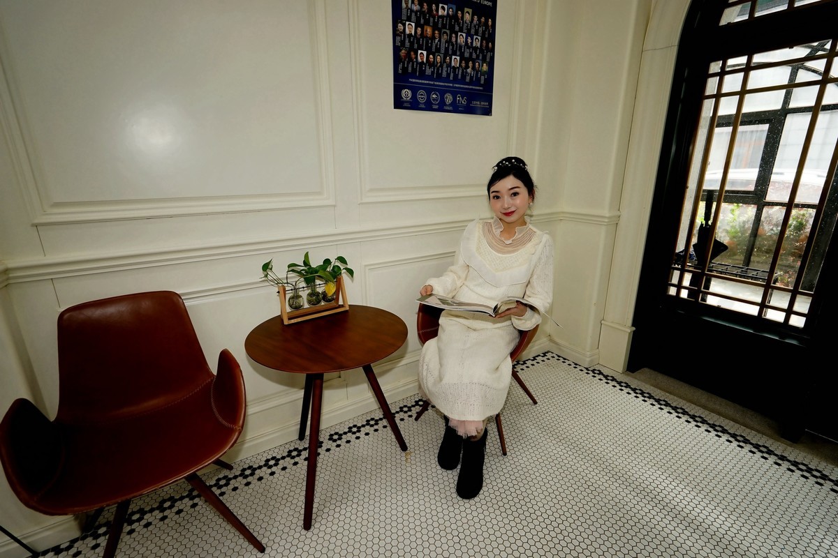 环境人像---大地音乐会所开心的张樱美女！