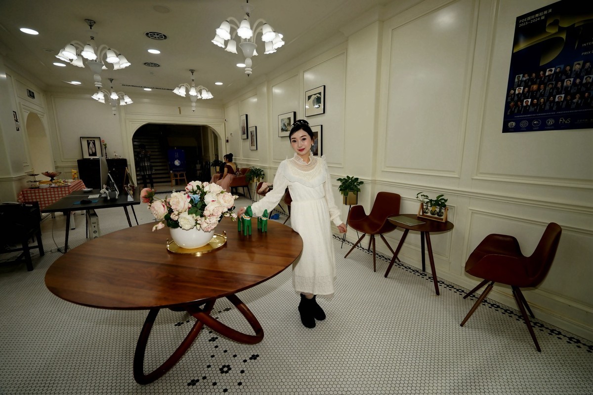 环境人像---大地音乐会所开心的张樱美女！