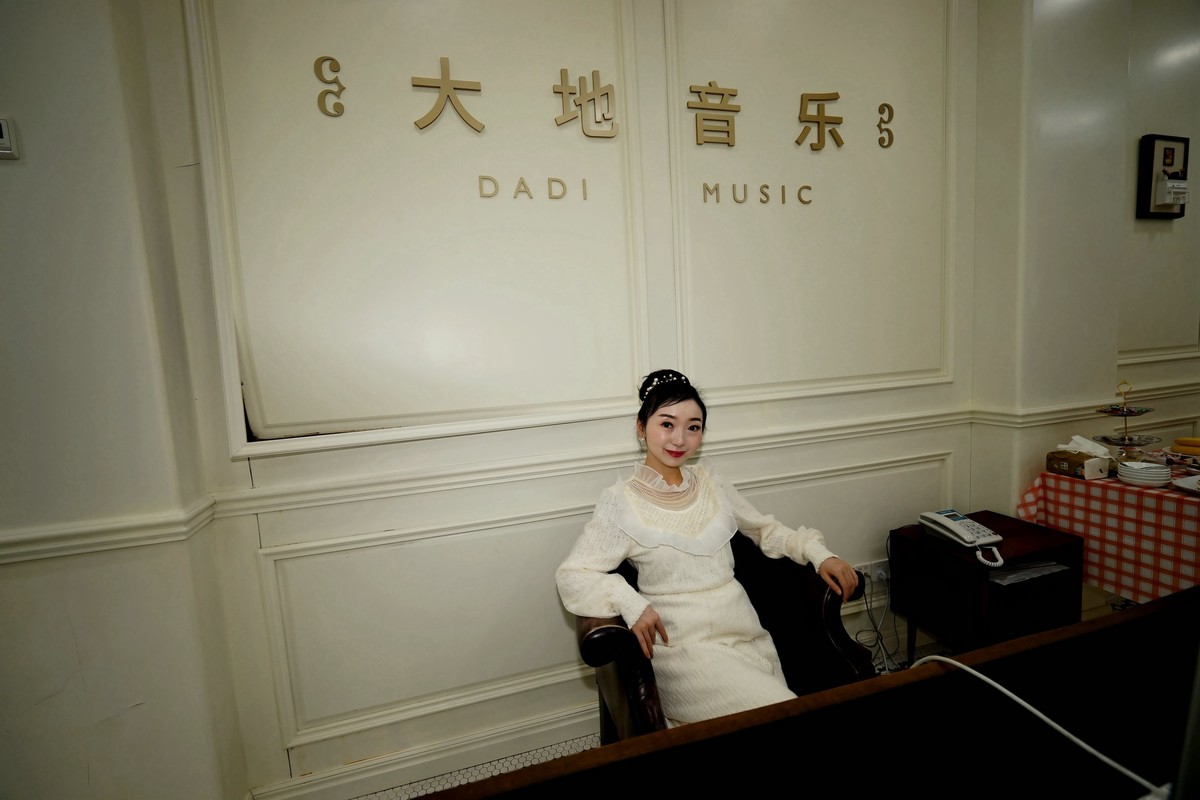 环境人像---大地音乐会所开心的张樱美女！