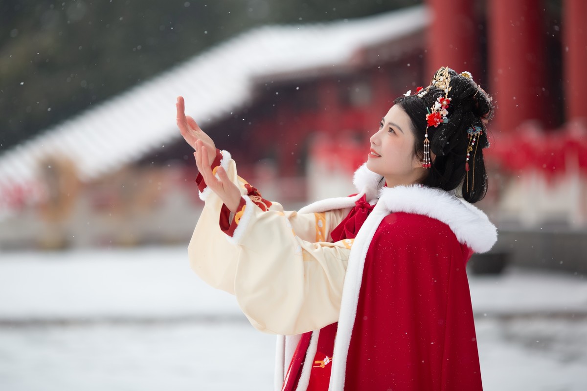 红衣靓妹雪中情