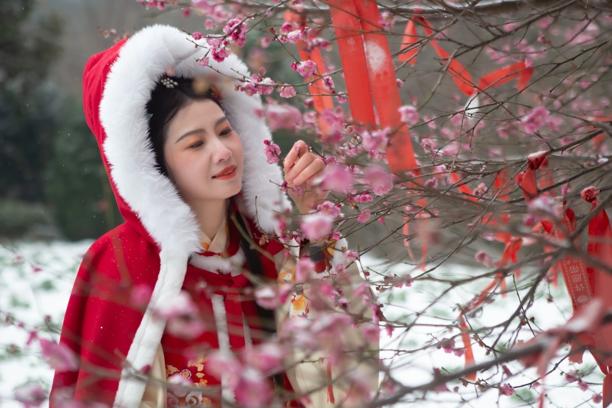 红衣靓妹雪中情